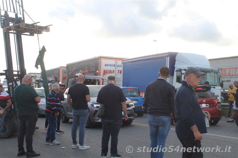 STATALE 106, la Calabria scende in strada: centinaia di lavoratori e cittadini uniti contro il carovita. La protesta della dignit� e del lavoro in diretta su Studio54network.